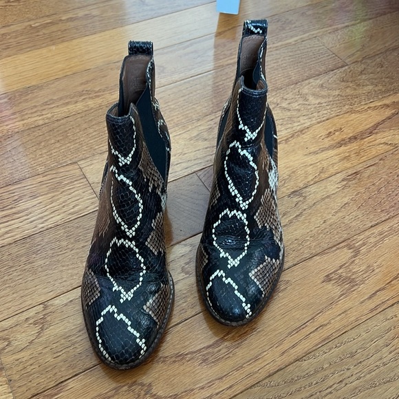 Madewell The Regan Book in Snack Embossed Leather - Picture 2 of 11